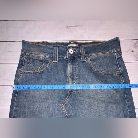 Levi’s Reworked Denim Skirt – Size 12 MIS
Classic Western Vibe Office Dressy - Picture 5 of 6